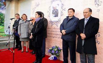 В Алматы установлена мемориальная доска Народному писателю Казахстана Азильхану Нуршаихову